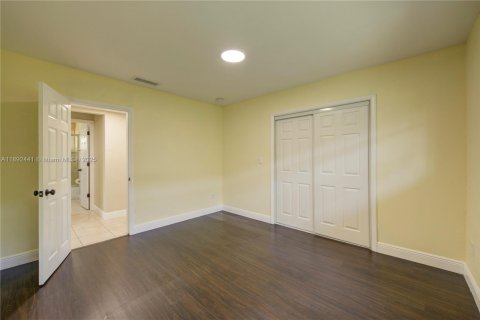 Adosado en venta en Coral Gables, Florida, 6 dormitorios, 305.09 m2 № 1945000 - foto 10