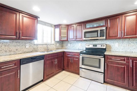 Adosado en venta en Coral Gables, Florida, 6 dormitorios, 305.09 m2 № 1945000 - foto 24