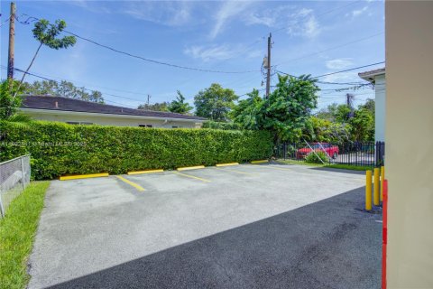 Adosado en venta en Coral Gables, Florida, 6 dormitorios, 305.09 m2 № 1945000 - foto 20
