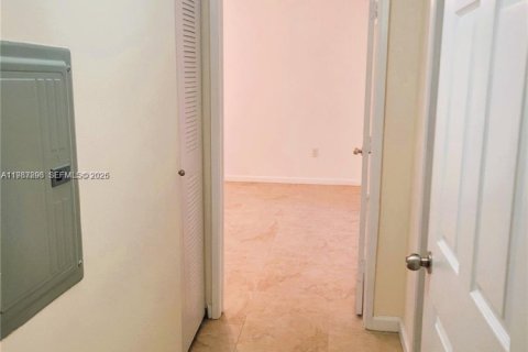 Condominio en alquiler en Hollywood, Florida, 2 dormitorios, 104.98 m2 № 2240547 - foto 9