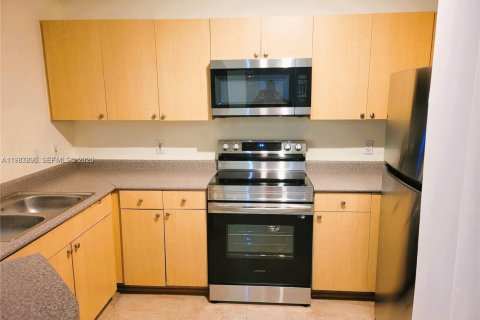 Condominio en alquiler en Hollywood, Florida, 2 dormitorios, 104.98 m2 № 2240547 - foto 2