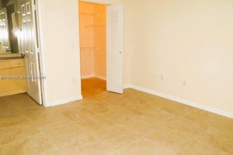 Condominio en alquiler en Hollywood, Florida, 2 dormitorios, 104.98 m2 № 2240547 - foto 11