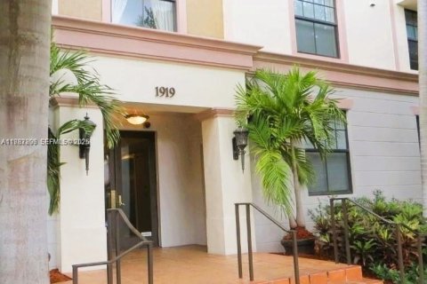 Condominio en alquiler en Hollywood, Florida, 2 dormitorios, 104.98 m2 № 2240547 - foto 15