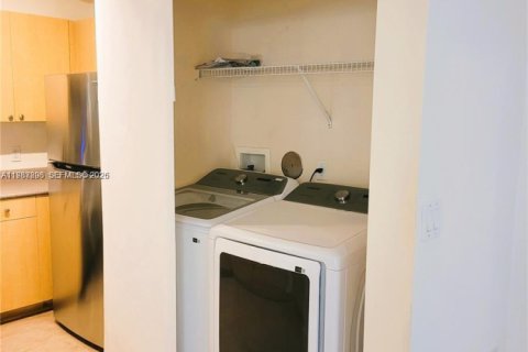 Condominio en alquiler en Hollywood, Florida, 2 dormitorios, 104.98 m2 № 2240547 - foto 5