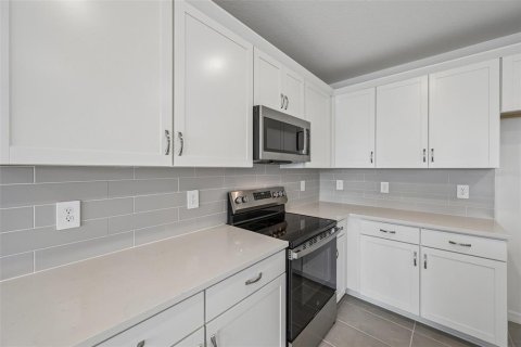 House in Palmetto, Florida 4 bedrooms, 225.2 sq.m. № 2210666 - photo 7