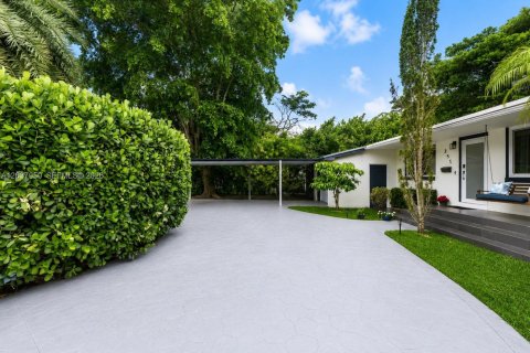 House in Miami, Florida 3 bedrooms, 127.37 sq.m. № 2087147 - photo 8