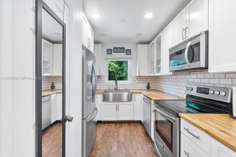 House in Miami, Florida 3 bedrooms, 127.37 sq.m. № 2087147 - photo 21