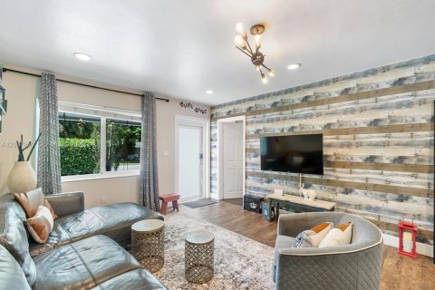 House in Miami, Florida 3 bedrooms, 127.37 sq.m. № 2087147 - photo 15