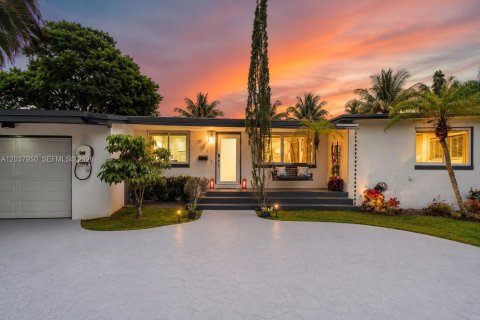 House in Miami, Florida 3 bedrooms, 127.37 sq.m. № 2087147 - photo 2