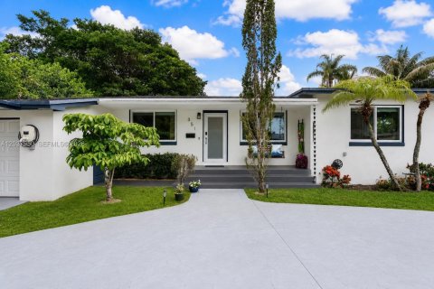 House in Miami, Florida 3 bedrooms, 127.37 sq.m. № 2087147 - photo 6