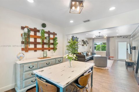 House in Miami, Florida 3 bedrooms, 127.37 sq.m. № 2087147 - photo 17