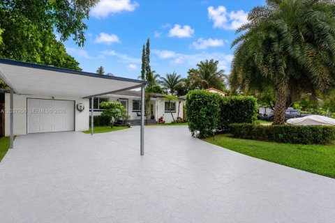 House in Miami, Florida 3 bedrooms, 127.37 sq.m. № 2087147 - photo 9