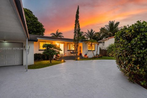 House in Miami, Florida 3 bedrooms, 127.37 sq.m. № 2087147 - photo 3
