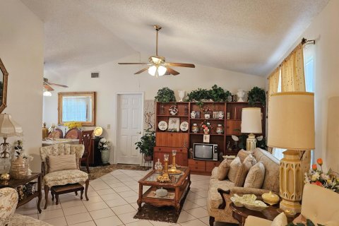 House in Port St. Lucie, Florida 3 bedrooms, 137.96 sq.m. № 2086935 - photo 6