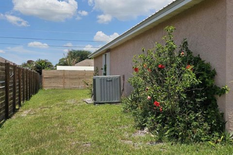 House in Port St. Lucie, Florida 3 bedrooms, 137.96 sq.m. № 2086935 - photo 2