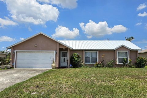 House in Port St. Lucie, Florida 3 bedrooms, 137.96 sq.m. № 2086935