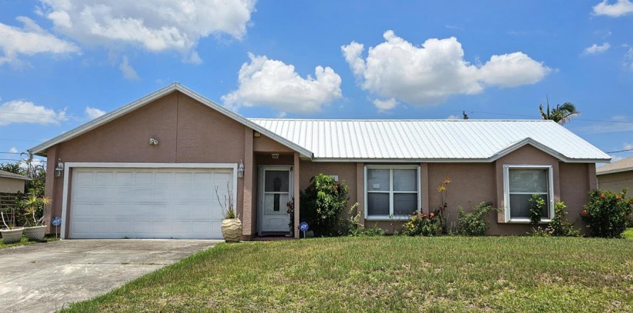 House in Port St. Lucie, Florida 3 bedrooms, 137.96 sq.m. № 2086935