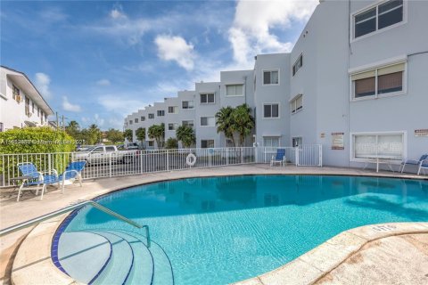 Condominio en alquiler en Miami Beach, Florida, 2 dormitorios, 87.33 m2 № 1763078 - foto 2