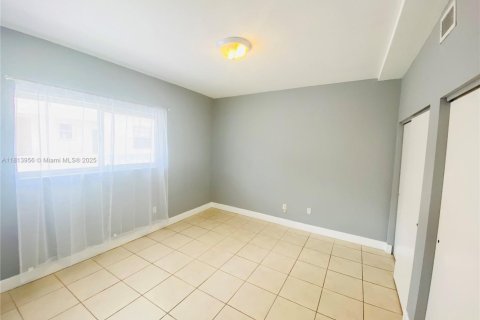 Condo in Miami Beach, Florida, 2 bedrooms  № 1763078 - photo 12