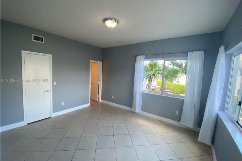 Condo in Miami Beach, Florida, 2 bedrooms  № 1763078 - photo 17
