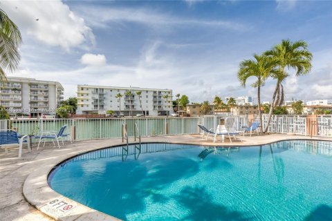 Condominio en alquiler en Miami Beach, Florida, 2 dormitorios, 87.33 m2 № 1763078 - foto 1