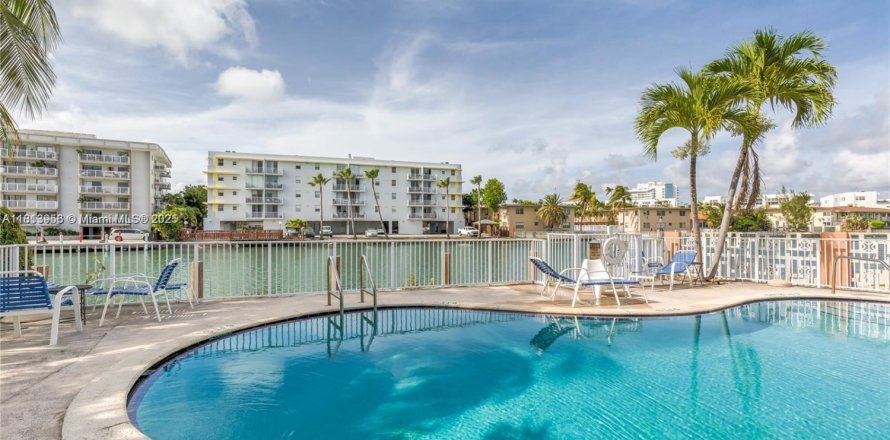Condominio en Miami Beach, Florida, 2 dormitorios № 1763078