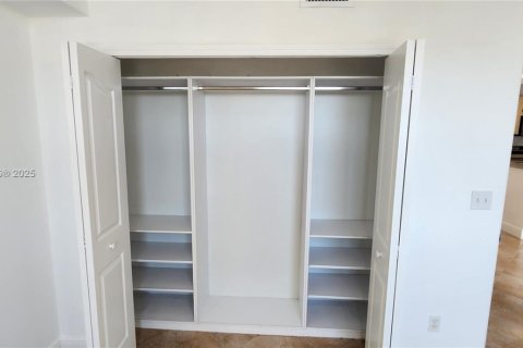 Condominio en alquiler en Miami, Florida, 1 dormitorio, 66.05 m2 № 1895839 - foto 12