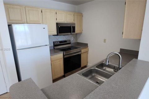 Condominio en alquiler en Miami, Florida, 1 dormitorio, 66.05 m2 № 1895839 - foto 6