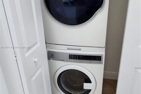 Condominio en alquiler en Miami, Florida, 1 dormitorio, 66.05 m2 № 1895839 - foto 10