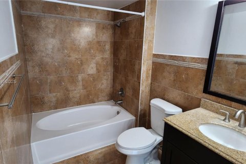Condominio en alquiler en Miami, Florida, 1 dormitorio, 66.05 m2 № 1895839 - foto 13