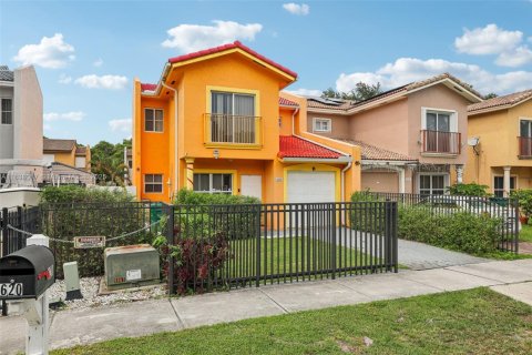 Townhouse in Florida City, Florida 3 bedrooms, 141.86 sq.m. № 1830795 - photo 1