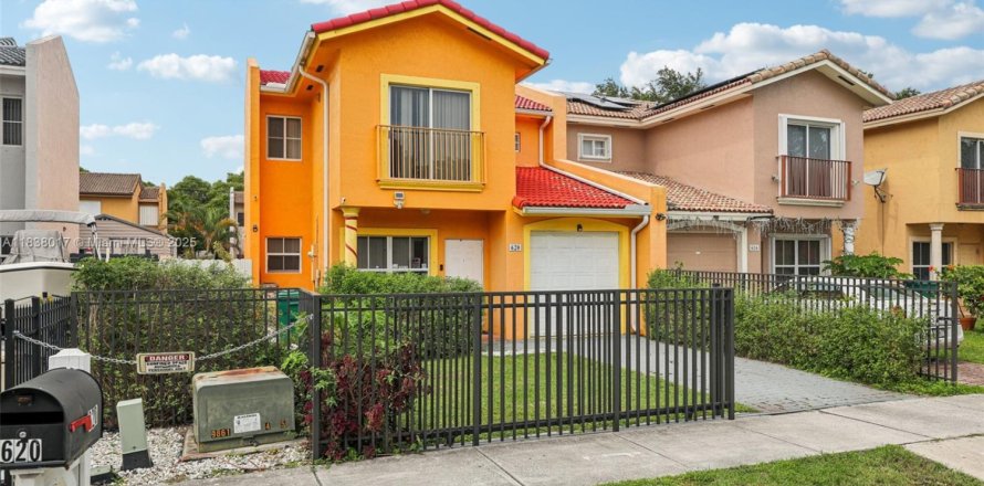 Townhouse in Florida City, Florida 3 bedrooms, 141.86 sq.m. № 1830795