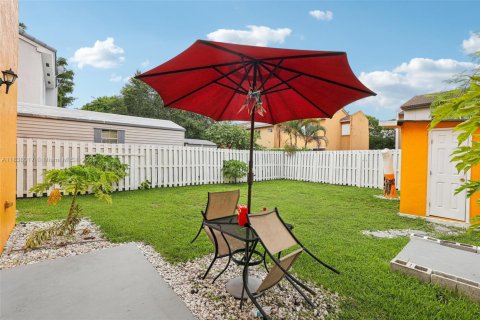 Townhouse in Florida City, Florida 3 bedrooms, 141.86 sq.m. № 1830795 - photo 2