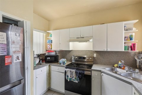 Townhouse in Florida City, Florida 3 bedrooms, 141.86 sq.m. № 1830795 - photo 8