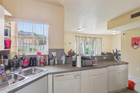 Townhouse in Florida City, Florida 3 bedrooms, 141.86 sq.m. № 1830795 - photo 7