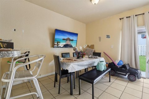 Townhouse in Florida City, Florida 3 bedrooms, 141.86 sq.m. № 1830795 - photo 11