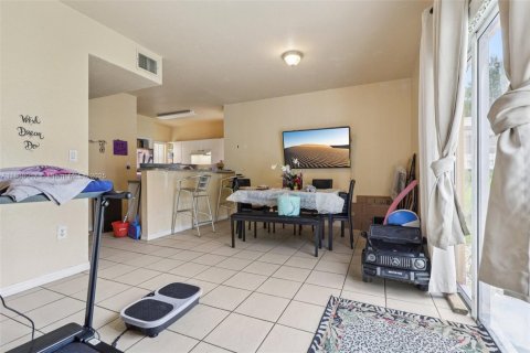 Townhouse in Florida City, Florida 3 bedrooms, 141.86 sq.m. № 1830795 - photo 9