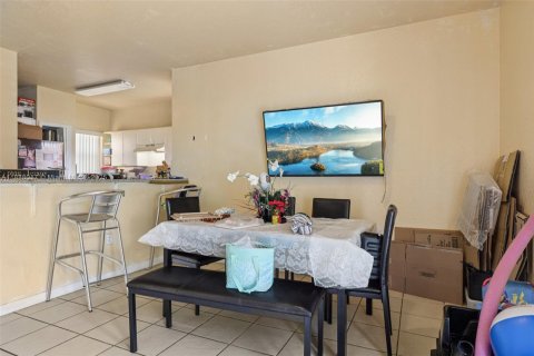 Townhouse in Florida City, Florida 3 bedrooms, 141.86 sq.m. № 1830795 - photo 10