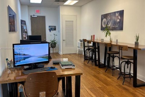 Oficina en alquiler en Miami, Florida № 1155611 - foto 1