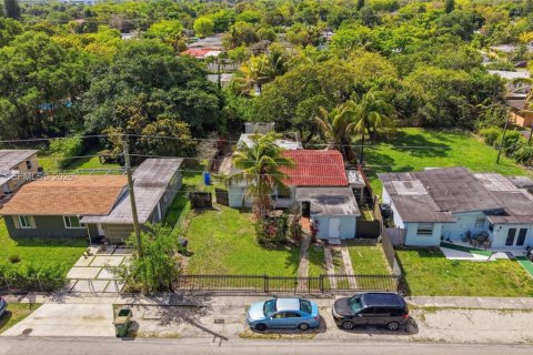 Villa ou maison à vendre à North Miami, Floride: 2 chambres, 159.14 m2 № 2063879 - photo 13