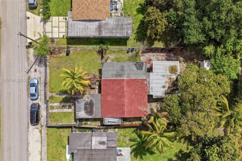 Villa ou maison à vendre à North Miami, Floride: 2 chambres, 159.14 m2 № 2063879 - photo 15