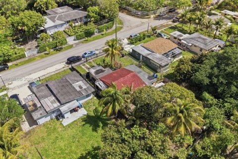 Villa ou maison à vendre à North Miami, Floride: 2 chambres, 159.14 m2 № 2063879 - photo 16