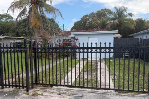 Villa ou maison à vendre à North Miami, Floride: 2 chambres, 159.14 m2 № 2063879 - photo 5