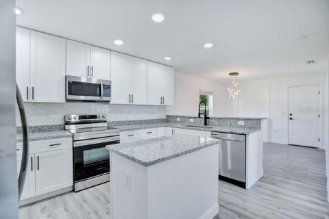 House in Sanford, Florida 4 bedrooms, 182.83 sq.m. № 2390978 - photo 11