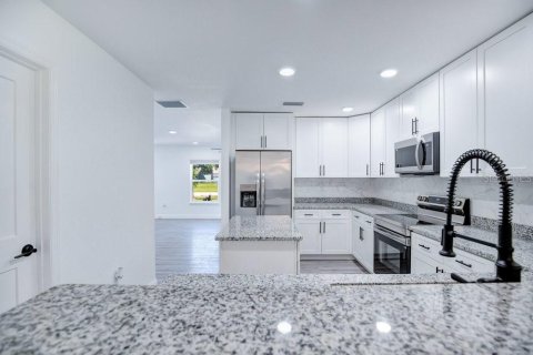 House in Sanford, Florida 4 bedrooms, 182.83 sq.m. № 2390978 - photo 9
