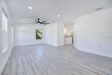 House in Sanford, Florida 4 bedrooms, 182.83 sq.m. № 2390978 - photo 5