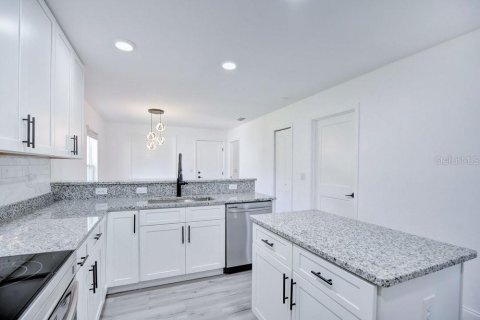 House in Sanford, Florida 4 bedrooms, 182.83 sq.m. № 2390978 - photo 12