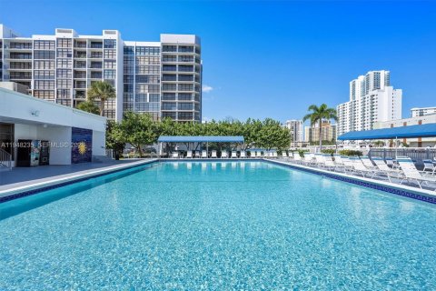 Condominio en venta en Hallandale Beach, Florida, 1 dormitorio, 85.01 m2 № 2004209 - foto 22