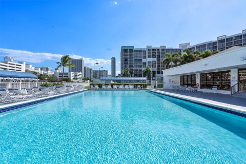 Condominio en venta en Hallandale Beach, Florida, 1 dormitorio, 85.01 m2 № 2004209 - foto 20