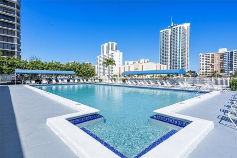 Condominio en venta en Hallandale Beach, Florida, 1 dormitorio, 85.01 m2 № 2004209 - foto 21